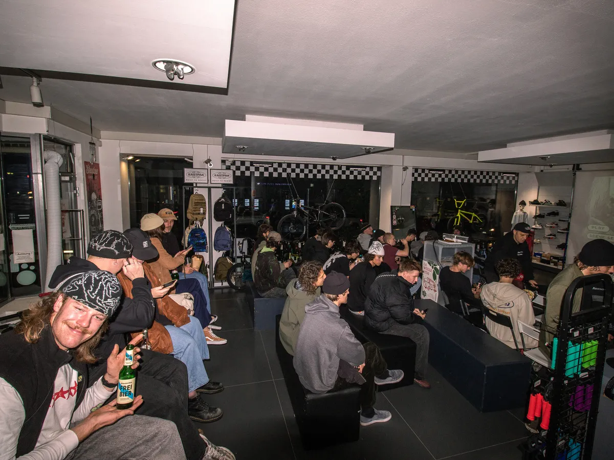Gäste bei der Intercités Video Premiere im kunstform BMX Shop in Stuttgart
