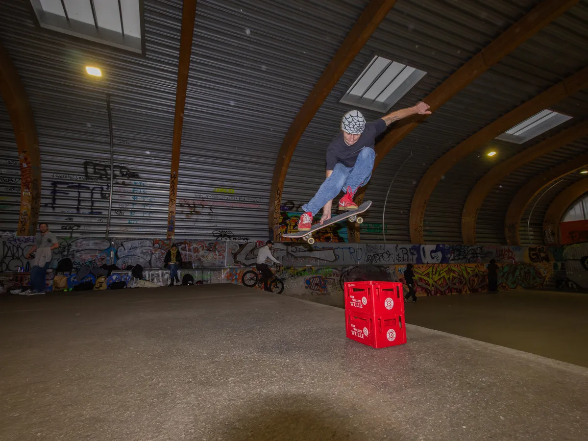 Skater springt über einen Wulle Bierkasten beim Best Trick Contest