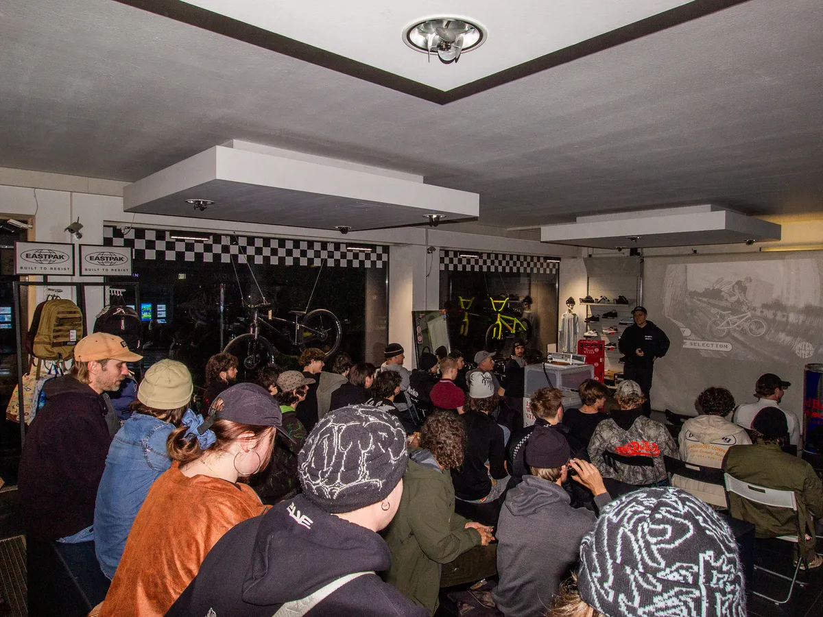 Der Laden voll bei der Intercités Video Premiere im kunstform BMX Shop