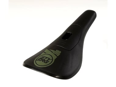 Stay Strong "Race Chevron Plastic" Pivotal Sattel