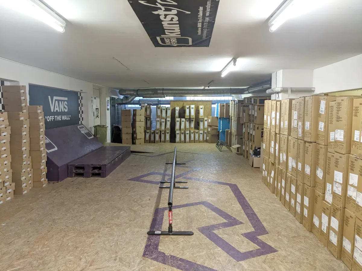Das Lager von kunstform in Stuttgart, gefüllt mit Kartons