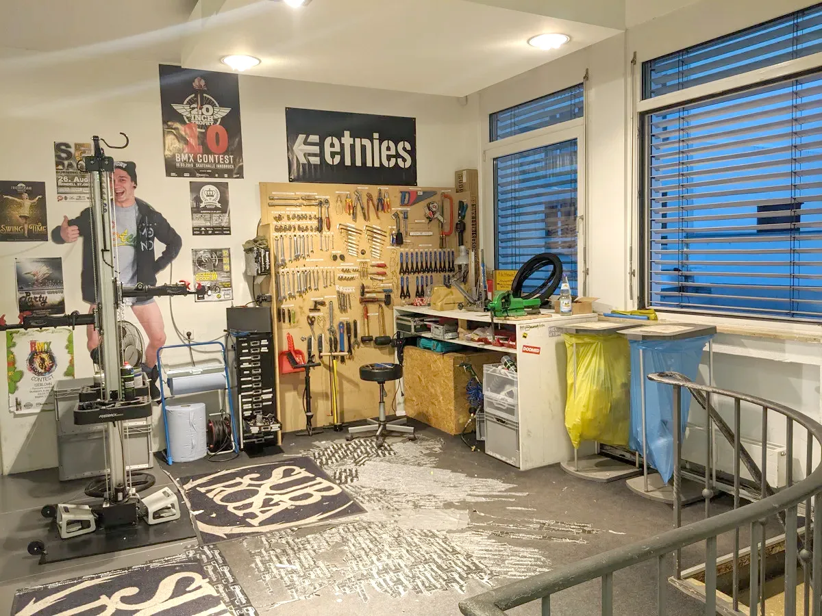 Regale mit BMX Teilen im Laden
