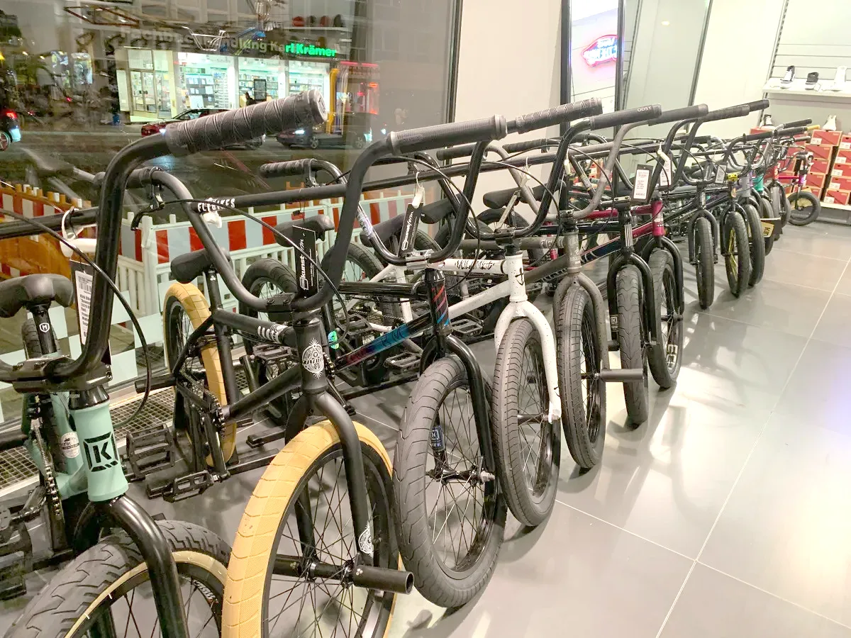 Komplettraeder im Laden, aufgereiht am Schaufenster
