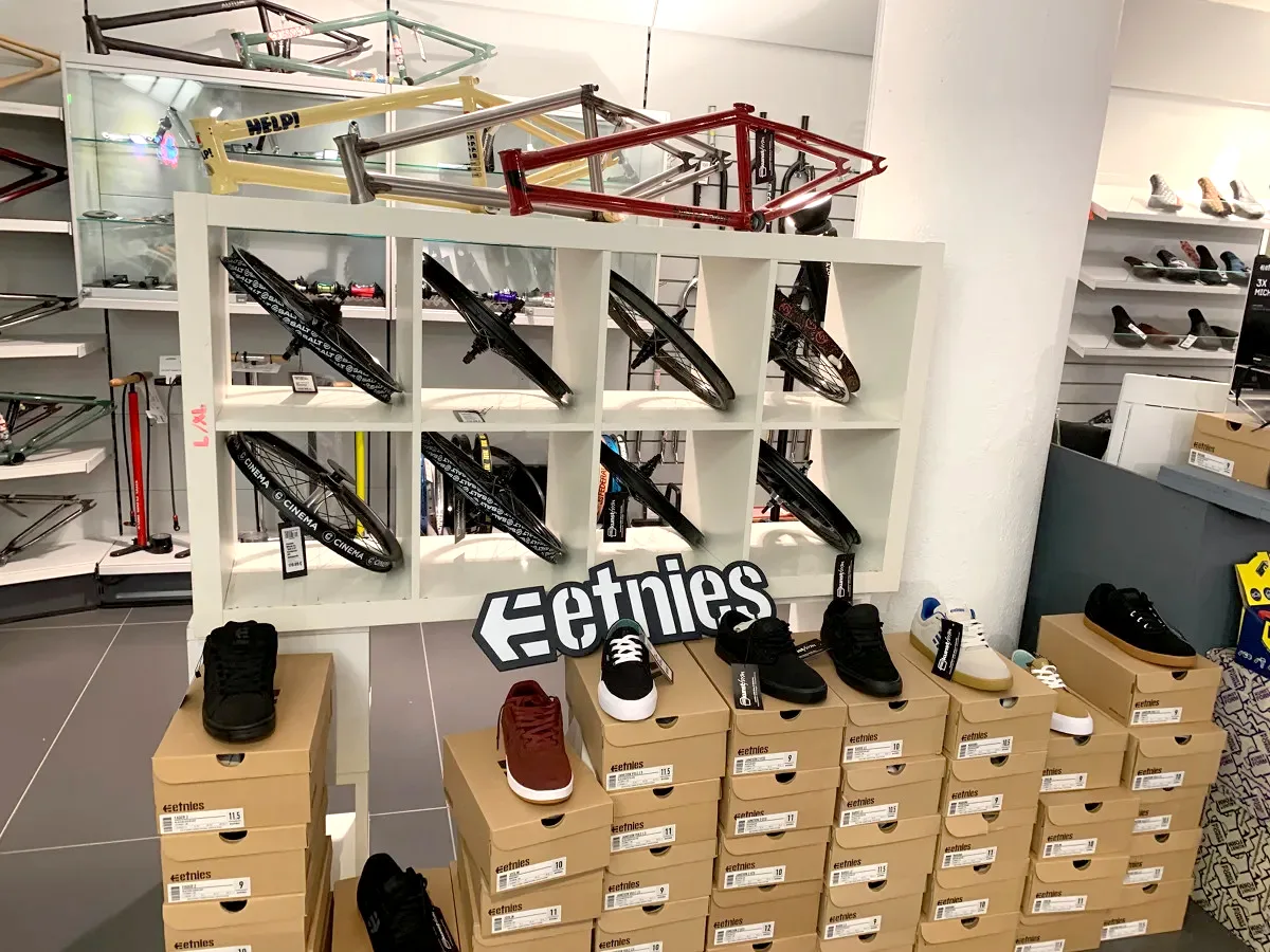 Rahmen, Laufraeder und Schuhe im Verkaufsraum